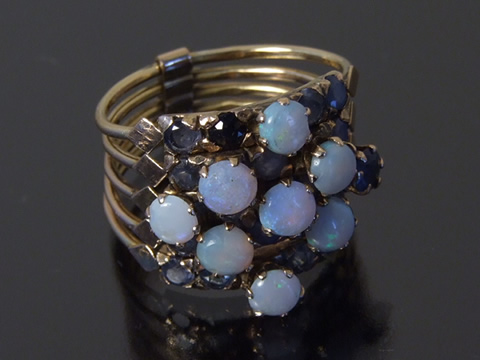 ブルーサファイヤとオパールのマルチフープ指輪（1900年頃、フランス製）