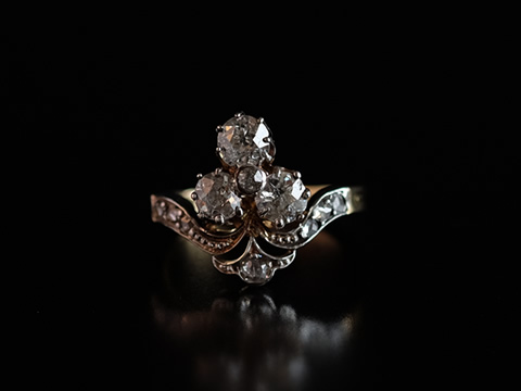 フルールドリスのアンティーク指輪（百合の紋章、大粒ダイヤモンド、18金）/アンティークジュエリー・ハイジュエリー