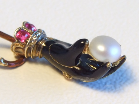 手のミニチュアペンダント（エナメル、ルビー、ダイヤモンド、天然真珠、18Ｋゴールド）
