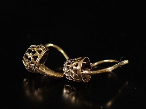 フルールドリスのアンティーク指輪（百合の紋章、大粒ダイヤモンド、18金）
