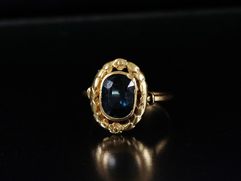 ブルーサファイヤ指輪アールヌーボー（1890年頃　18カラットゴールド）