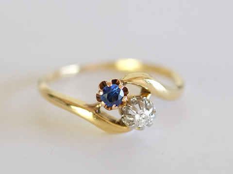 ブルーサファイヤとダイヤモンド アンティーククロスオーバーリング