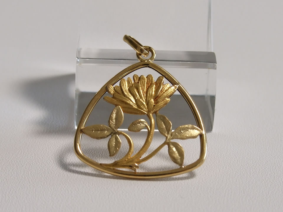 �f�C�W�[�̃A���e�B�[�N�S�[���h�y���_���g�i�ԁj