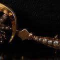 アンティーク蜜蜂ブローチ（三日月、ブルーサファイヤ、ルビー、天然真珠）