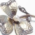 アールヌーボー三つ葉クローバーのブローチ（ローズカットダイヤモンド、天然真珠）