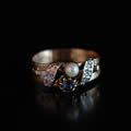 ブルーサファイヤと天然真珠のアンティーク指輪（ダイヤモンドの帯、クロスオーバーリング）
