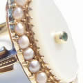 マザーオブパールアンティーク指輪（エメラルド、天然真珠、透かし金細工）