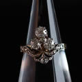 フルールドリスのアンティーク指輪（百合の紋章、大粒ダイヤモンド、18金）