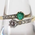 エメラルドとダイヤモンドのアンティーククロスオーバーリング