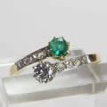 エメラルドとダイヤモンドのアンティーククロスオーバーリング
